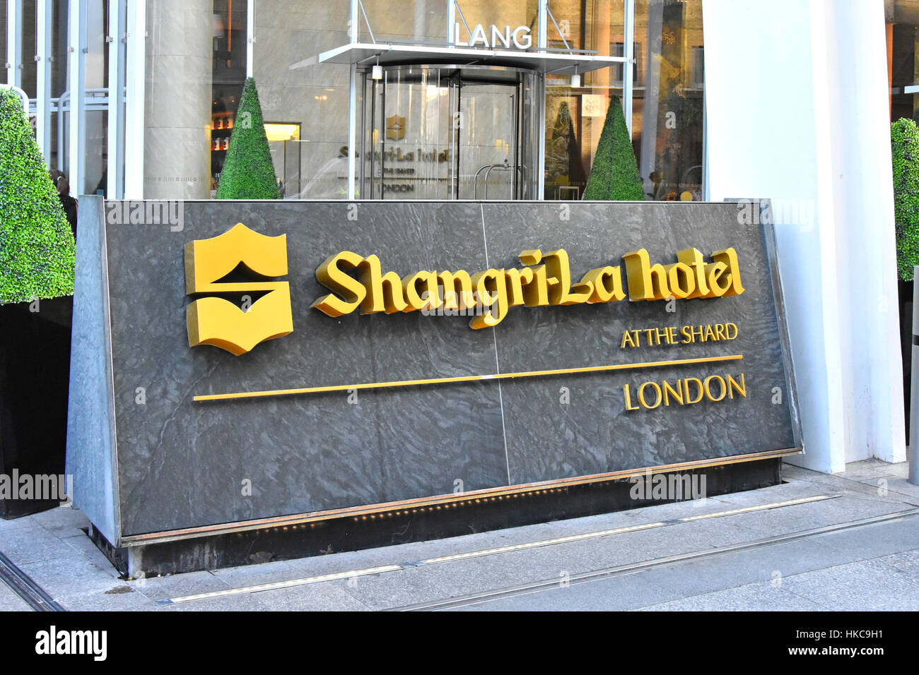 Segno Shangri La Hotel di lusso (o Shangri-La) i livelli di occupazione 34 - 52 della Shard edificio torre grattacielo a Southwark Londra Inghilterra Regno Unito Foto Stock Segno Shangri La Hotel di lusso (o Shangri-La) i livelli di occupazione 34 - 52 della Shard edificio torre grattacielo a Southwark Londra Inghilterra Regno Unito Foto Stock