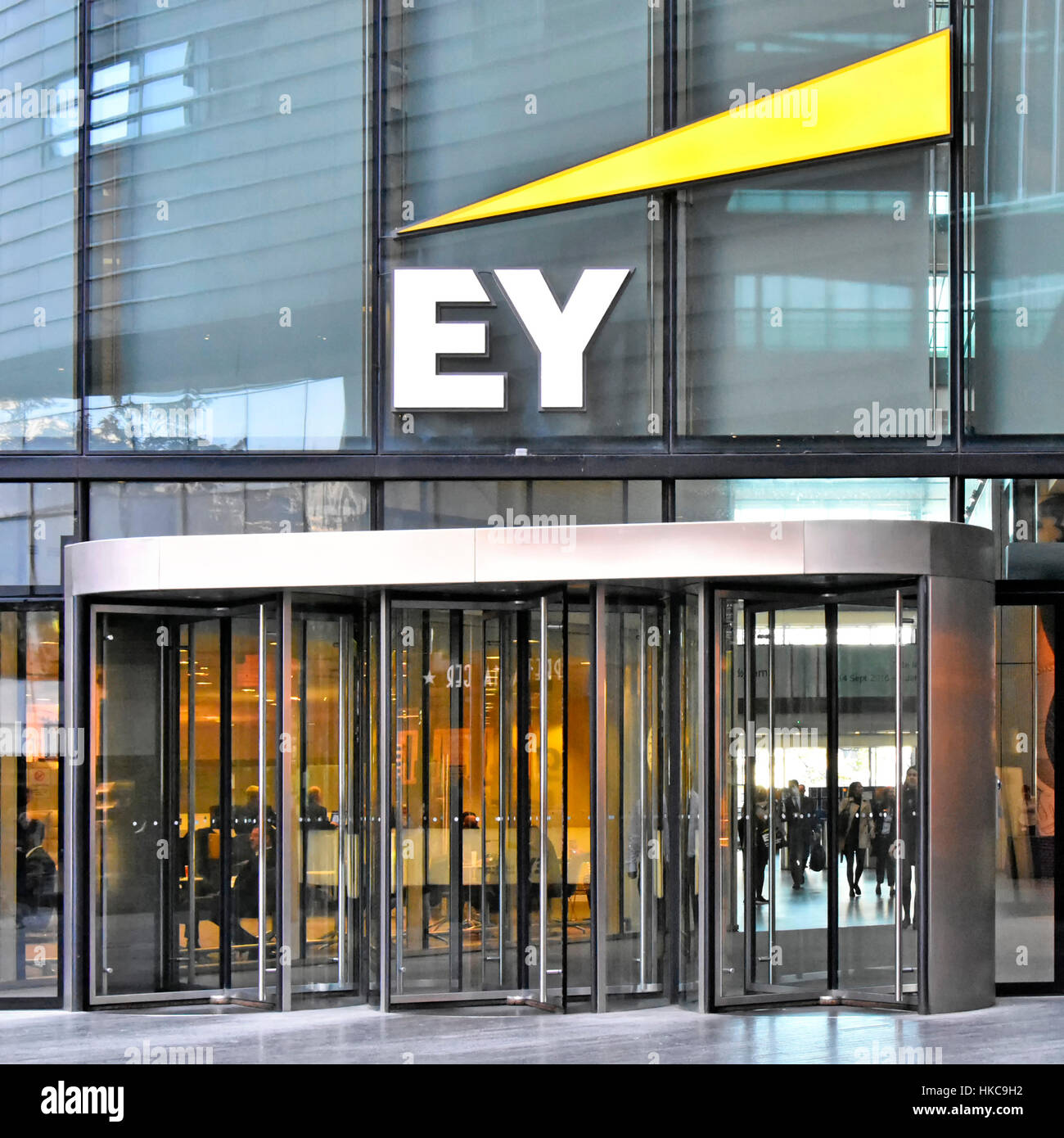 Ernst & Young Londra Inghilterra uffici HQ porta girevole EY abbreviazione sopra il logo Office ingresso Southwark company headquarters building Foto Stock