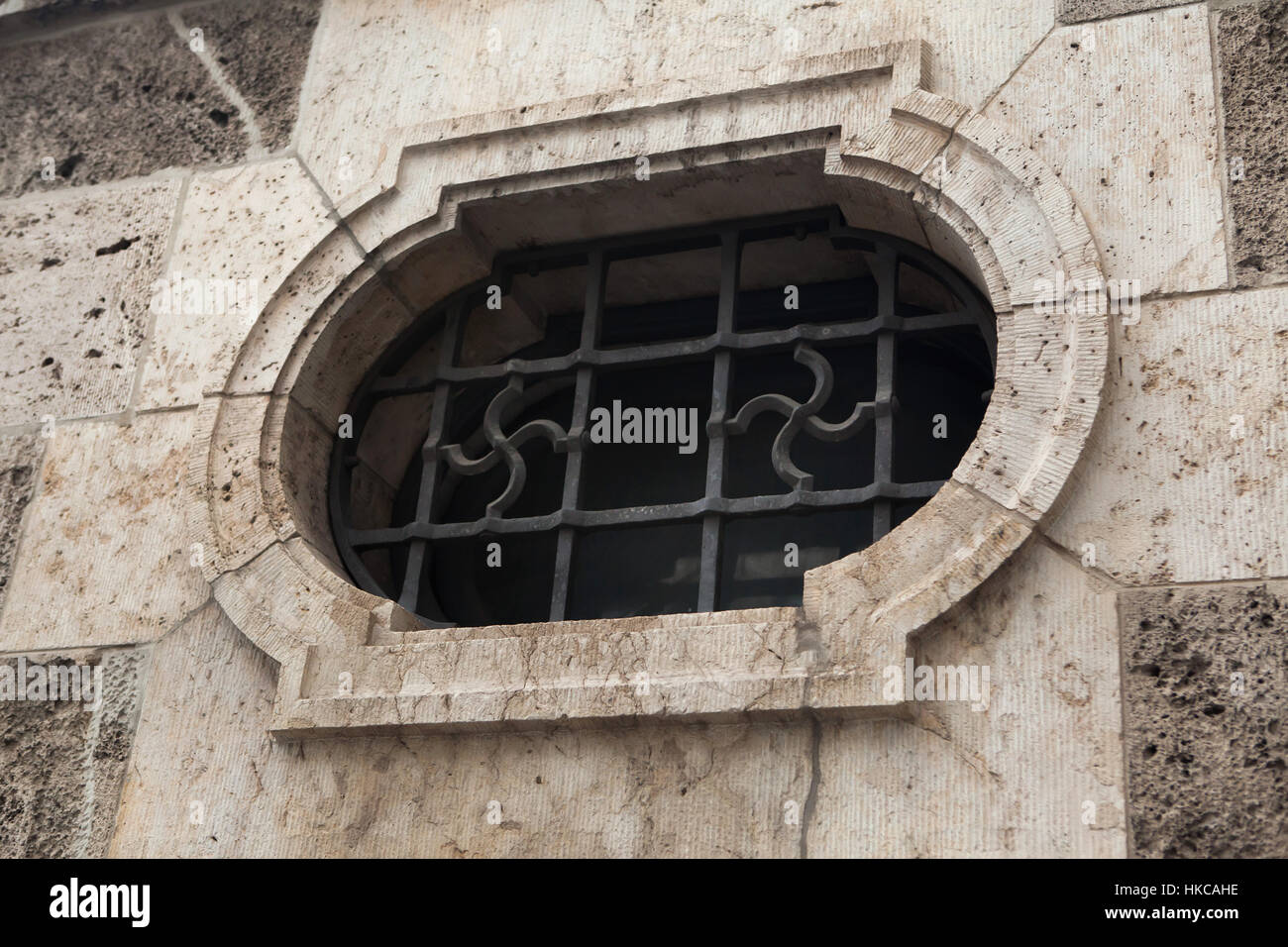 Nazi swastika nella finestra della griglia dell'edificio del ministero bavarese degli affari economici, le infrastrutture, il trasporto e la tecnologia a Monaco di Baviera, Germania. L edificio è stato costruito nel 1937-1938 per il Sud il Comando delle Forze aeree Luftgaukommando (Sud). Questa croce uncinata è uno dei pochi ancora rimanere in situ da epoca nazista. Foto Stock