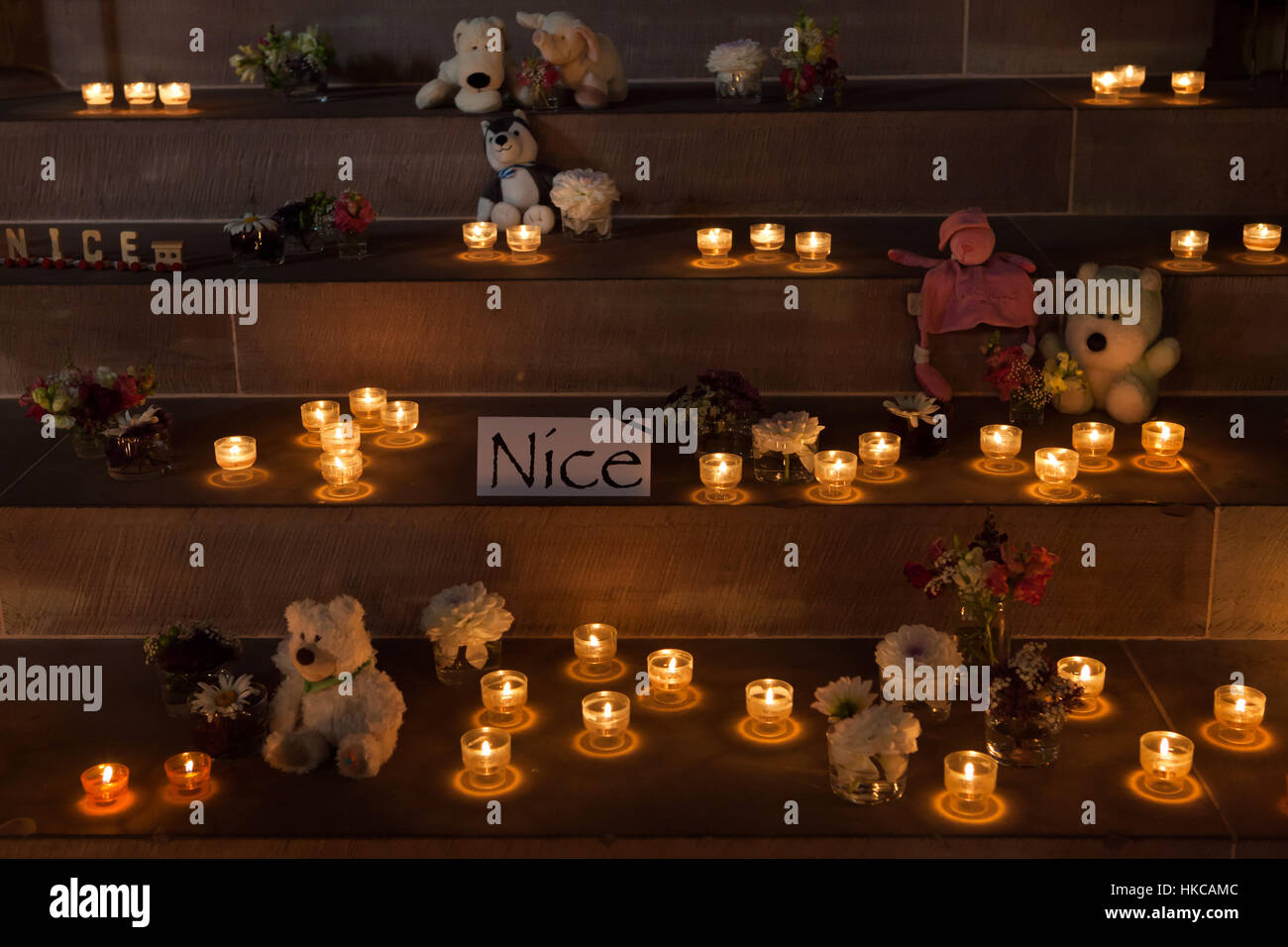Le candele e i giocattoli nella cattedrale di Strasburgo (la cattedrale di Notre-dame de Strasbourg) a Strasburgo, Alsazia, Francia, per rendere omaggio alle vittime del carrello attacco a Nizza nel mese di luglio 2016. Foto Stock