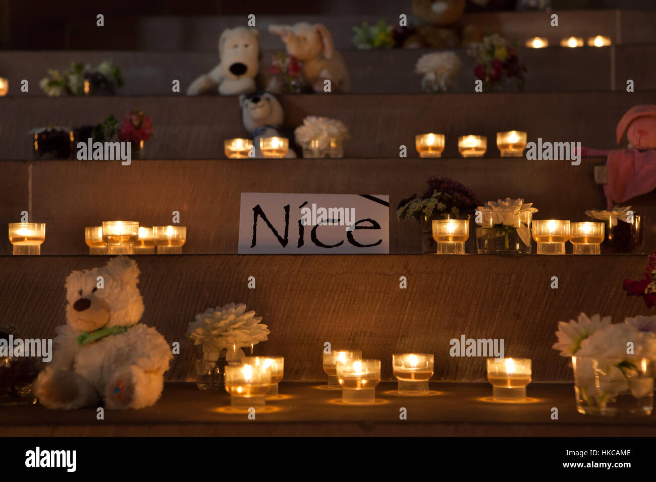 Le candele e i giocattoli nella cattedrale di Strasburgo (la cattedrale di Notre-dame de Strasbourg) a Strasburgo, Alsazia, Francia, per rendere omaggio alle vittime del carrello attacco a Nizza nel mese di luglio 2016. Foto Stock