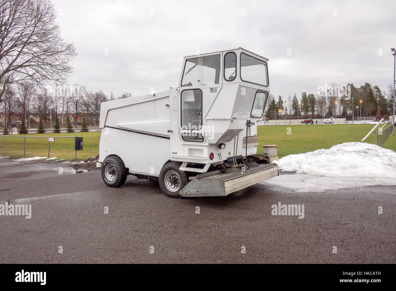 Zamboni mashine parcheggiata vicino alla pista di pattinaggio sul ghiaccio Foto Stock