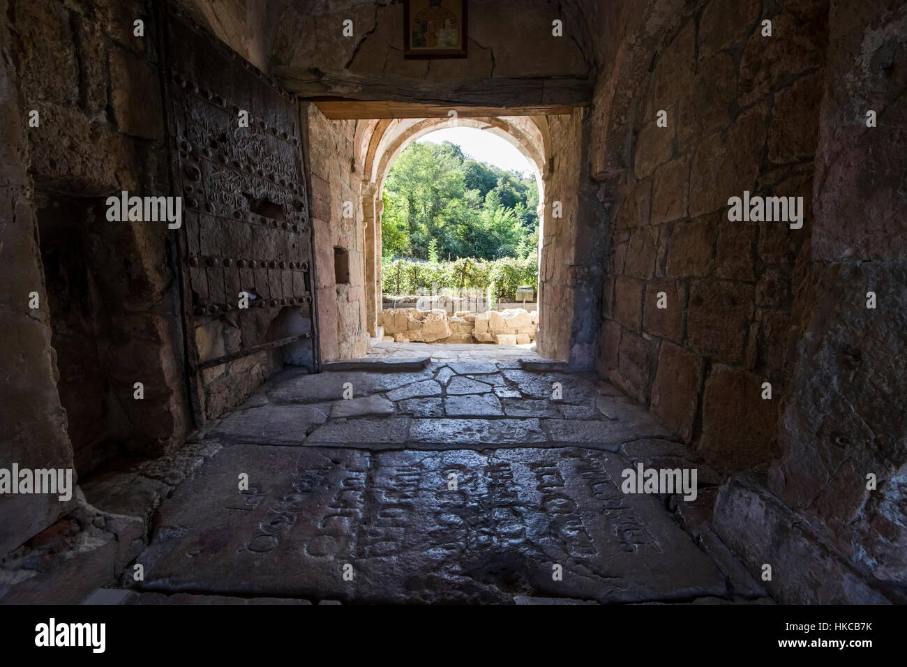 Tomba di Re Davide IV, builder, all'ingresso al Monastero di Gelati; Imereti, Georgia Foto Stock