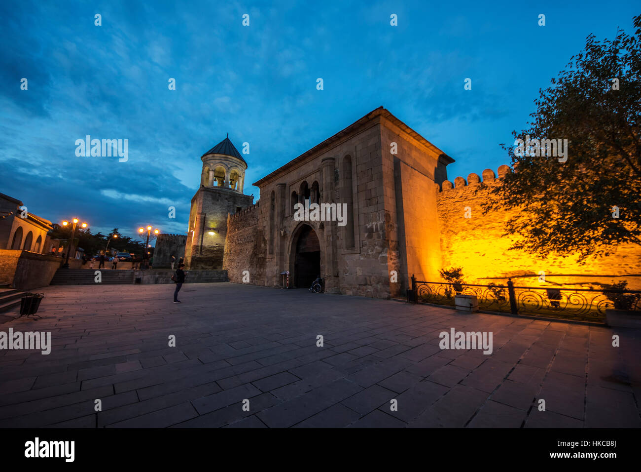 Torre campanaria dal cancello di ingresso alla Cattedrale di Svetitskhoveli al crepuscolo; Mtskheta, Mtskheta-Mtianeti, Georgia Foto Stock