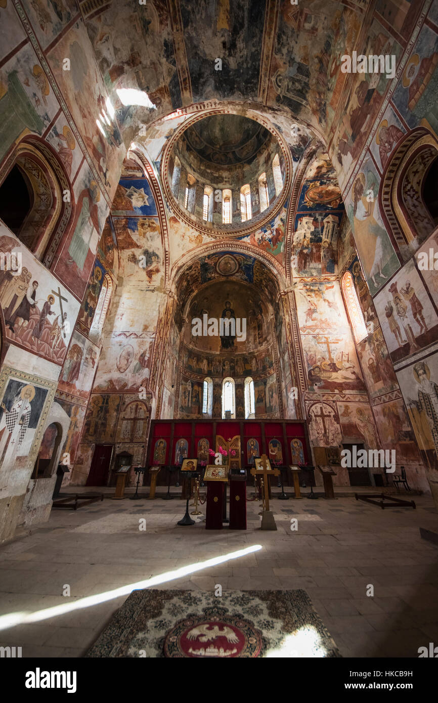 Mosaico centrale della Vergine e del Bambino, con gli Arcangeli Michele e Gabriele, sopra l'iconostasi e gli affreschi all'interno della Chiesa del... Foto Stock