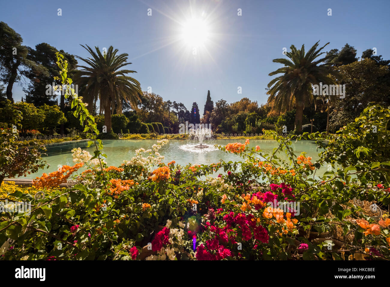 Fontana nella vasca ornamentale di Eram Garden; Shiraz, far Provincia, Iran Foto Stock