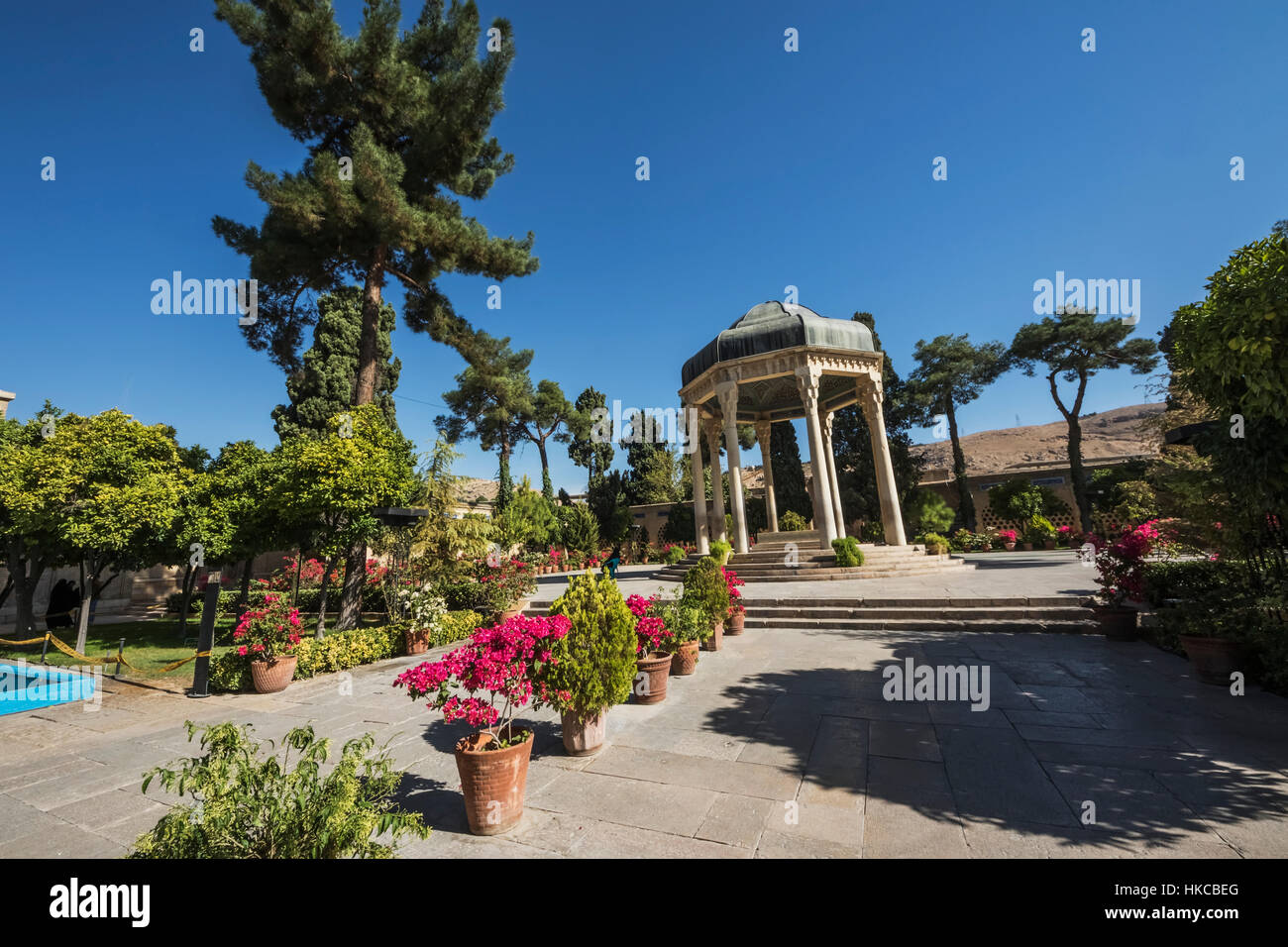 Il padiglione sopra la tomba del poeta Hafez in giardini Musalla; Shiraz, far Provincia, Iran Foto Stock