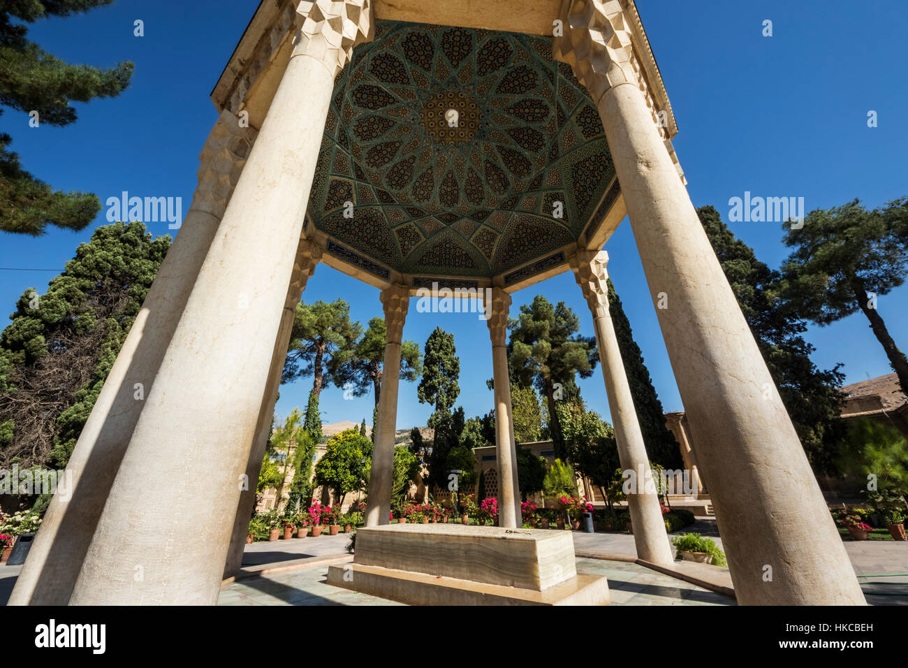 Il padiglione sopra la tomba del poeta Hafez in giardini Musalla; Shiraz, far Provincia, Iran Foto Stock