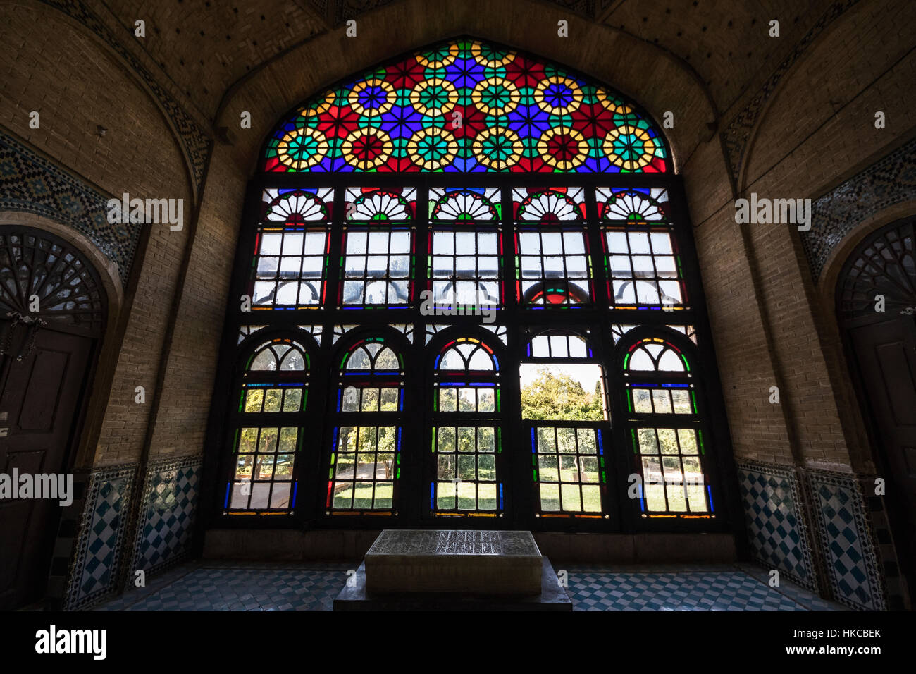 Tombe in un padiglione a Musalla giardini; Shiraz, far Provincia, Iran Foto Stock