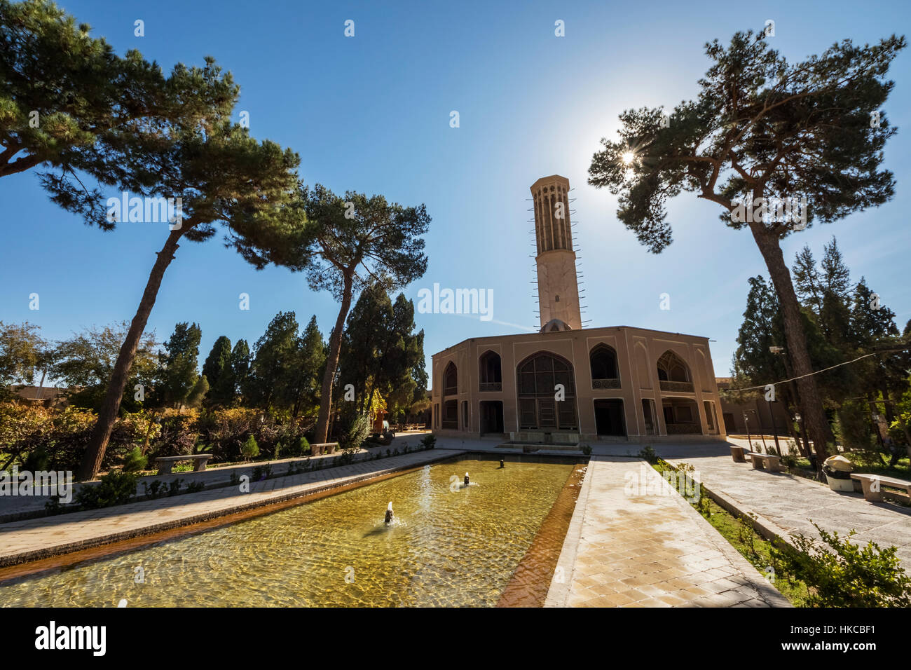 Piscina lungo l asse centrale con il padiglione estivo con un alta torre eolica (badgir) in background, Dolat Abad giardino; Yazd, Iran Foto Stock