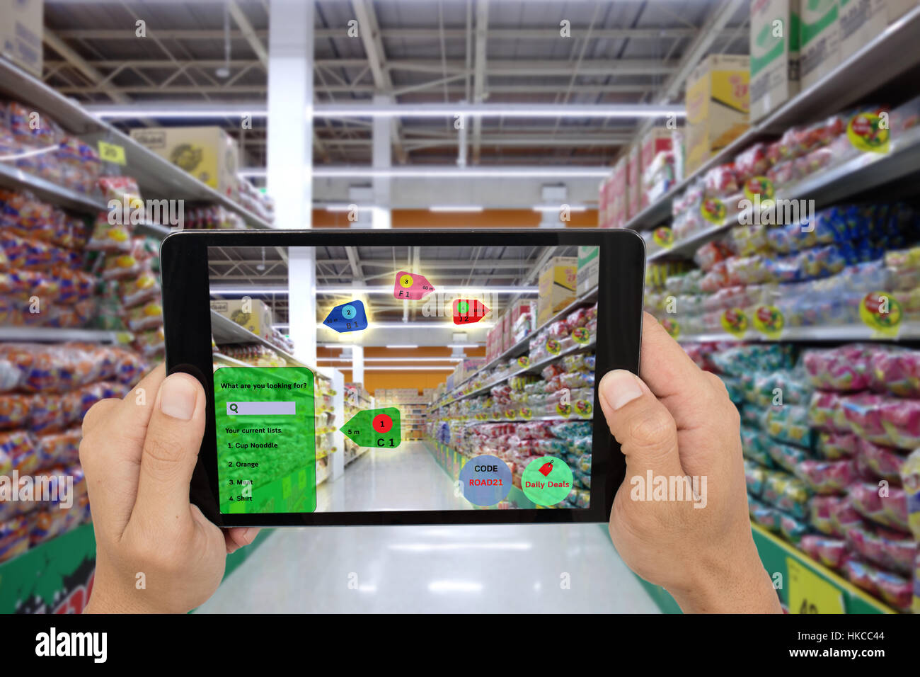 Internet delle cose i concetti di marketing,smart augmented reality,il cliente tenere il taplet per vedere il prodotto che ricerca per applicazione di intelligenza artificiale con Hot deal, Foto Stock
