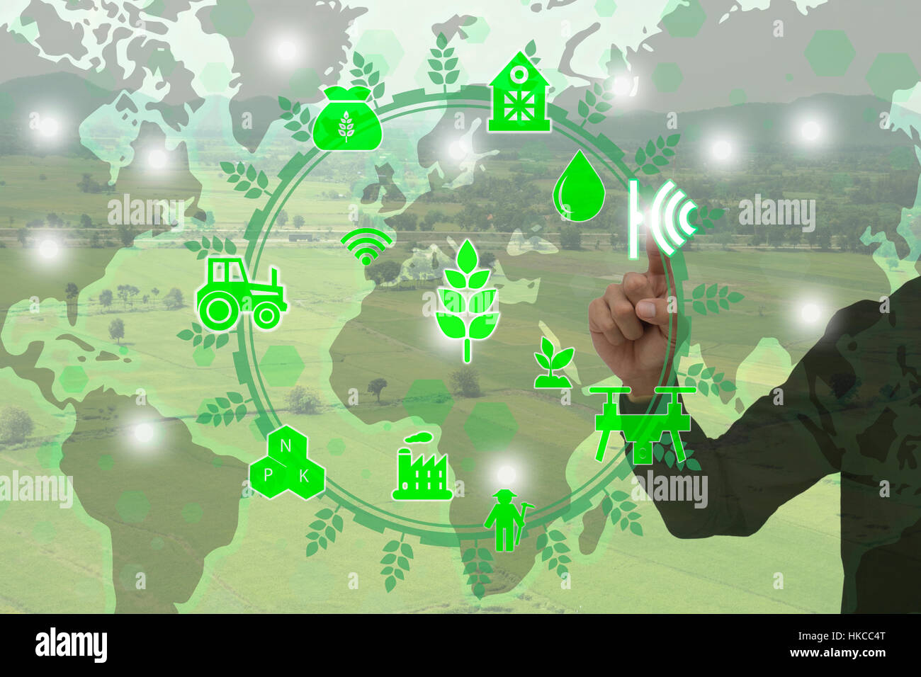 Internet delle cose(l'agricoltura concetto),smart farming,l'agricoltura industriale.Il Contadino PUNTO mano Per utilizzare la realtà aumentata la tecnologia per il controllo del monitor , Foto Stock