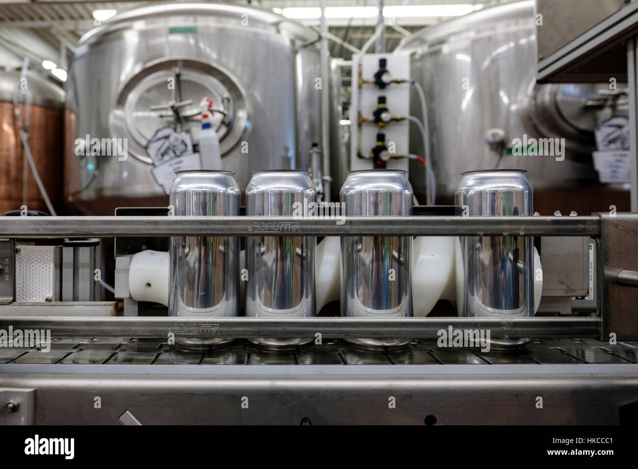 Birra linea di etichettatura con quattro alluminio può sbozzati alla stazione City Brewing, un microbirrificio si trova in St Thomas, Ontario, Canada. Foto Stock