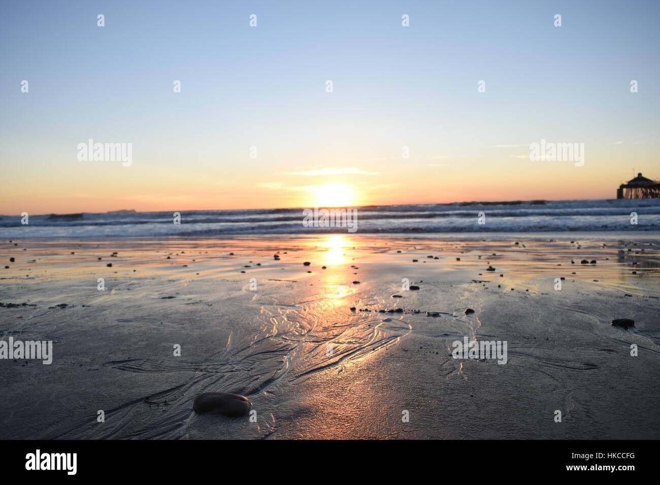 Sun impostata a Imperial Beach, San Diego, California. Bassa angolazione sulla sabbia. Foto Stock