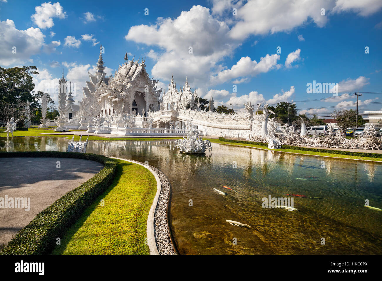 Wat Rong Khun il tempio bianco e laghetto con pesci, in Chiang Rai, Thailandia Foto Stock