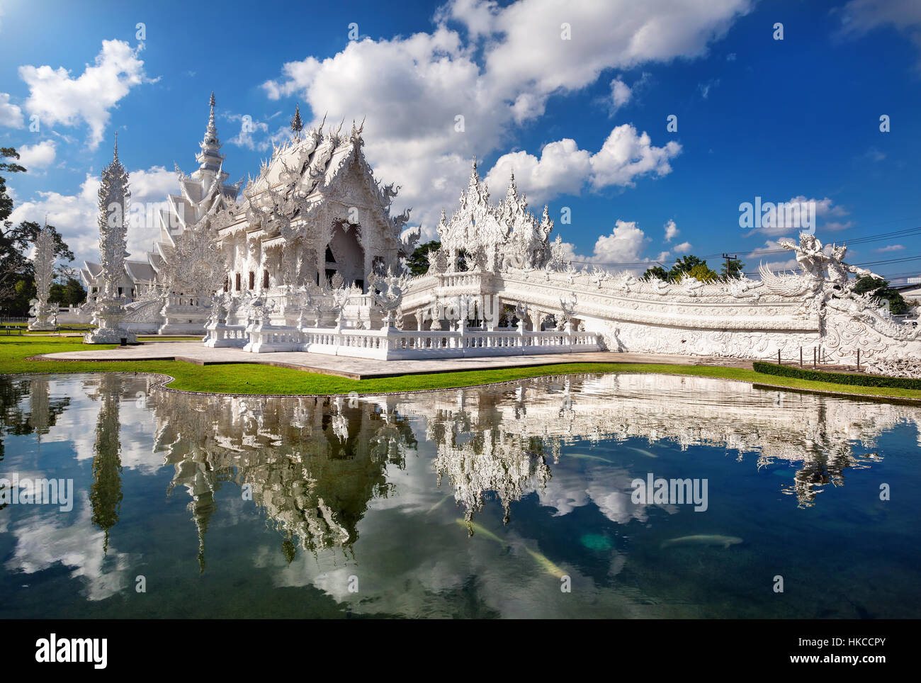 Wat Rong Khun il tempio bianco e laghetto con pesci, in Chiang Rai, Thailandia Foto Stock