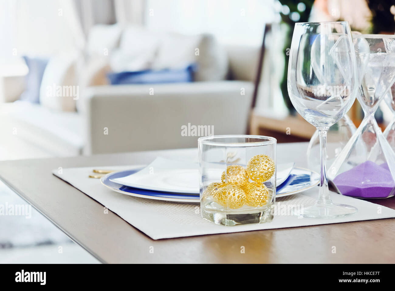 Dettaglio immagine di inserire le impostazioni sull'elegante tavolo da pranzo Foto Stock