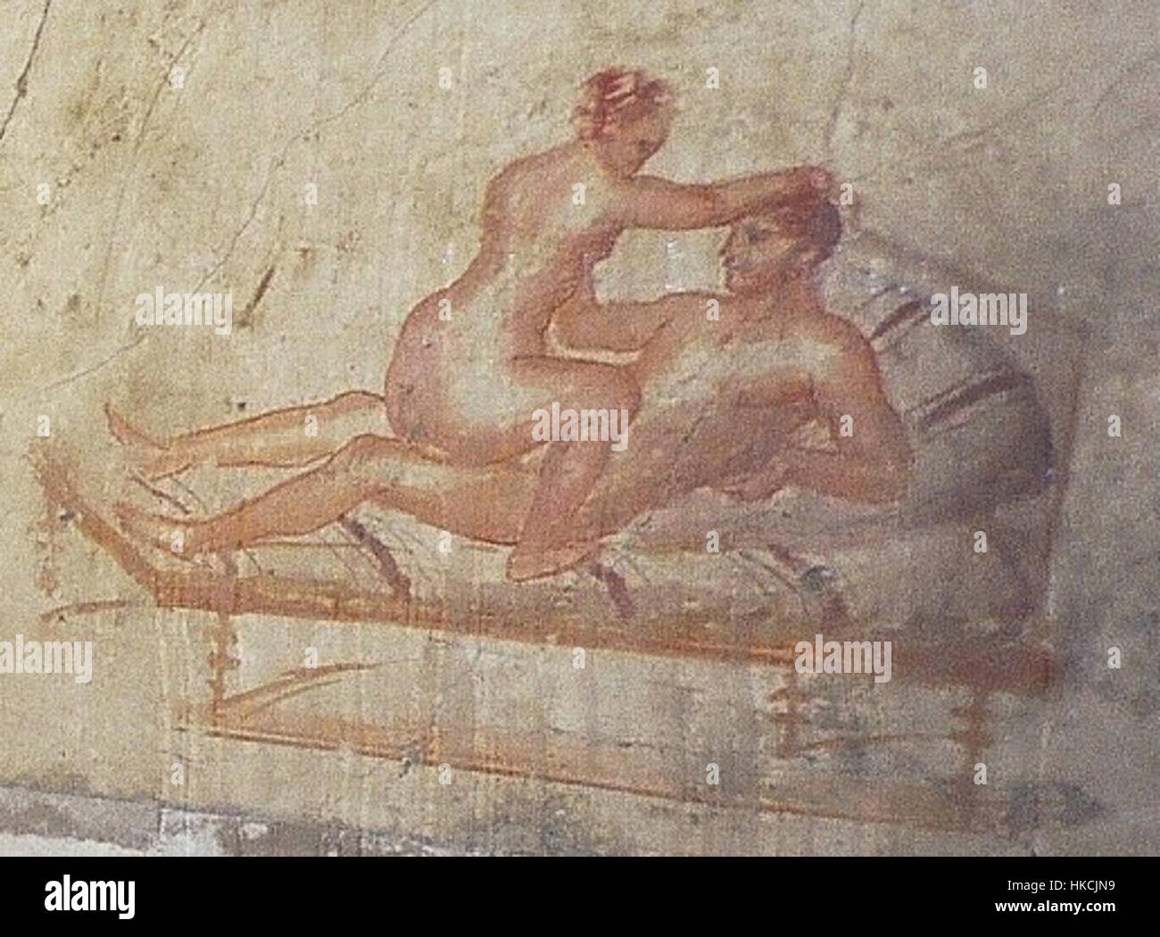 Questo antico dipinto murale romano di Pompei illustra la vita quotidiana e la cultura romana. I vividi affreschi, conservati sotto la cenere vulcanica, forniscono un'idea dell'arte e della decorazione interna delle case romane, mostrando figure, architettura e miti tipici dell'epoca. Foto Stock