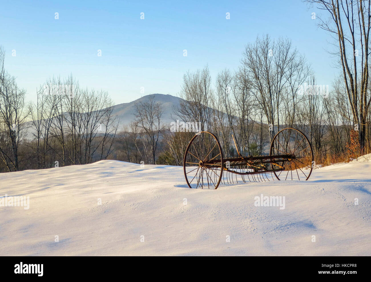 Ancora in vita di Mount Ascutney e un antico agriturismo rastrello di fieno in inverno. Hartland, VT, Stati Uniti d'America. Foto Stock