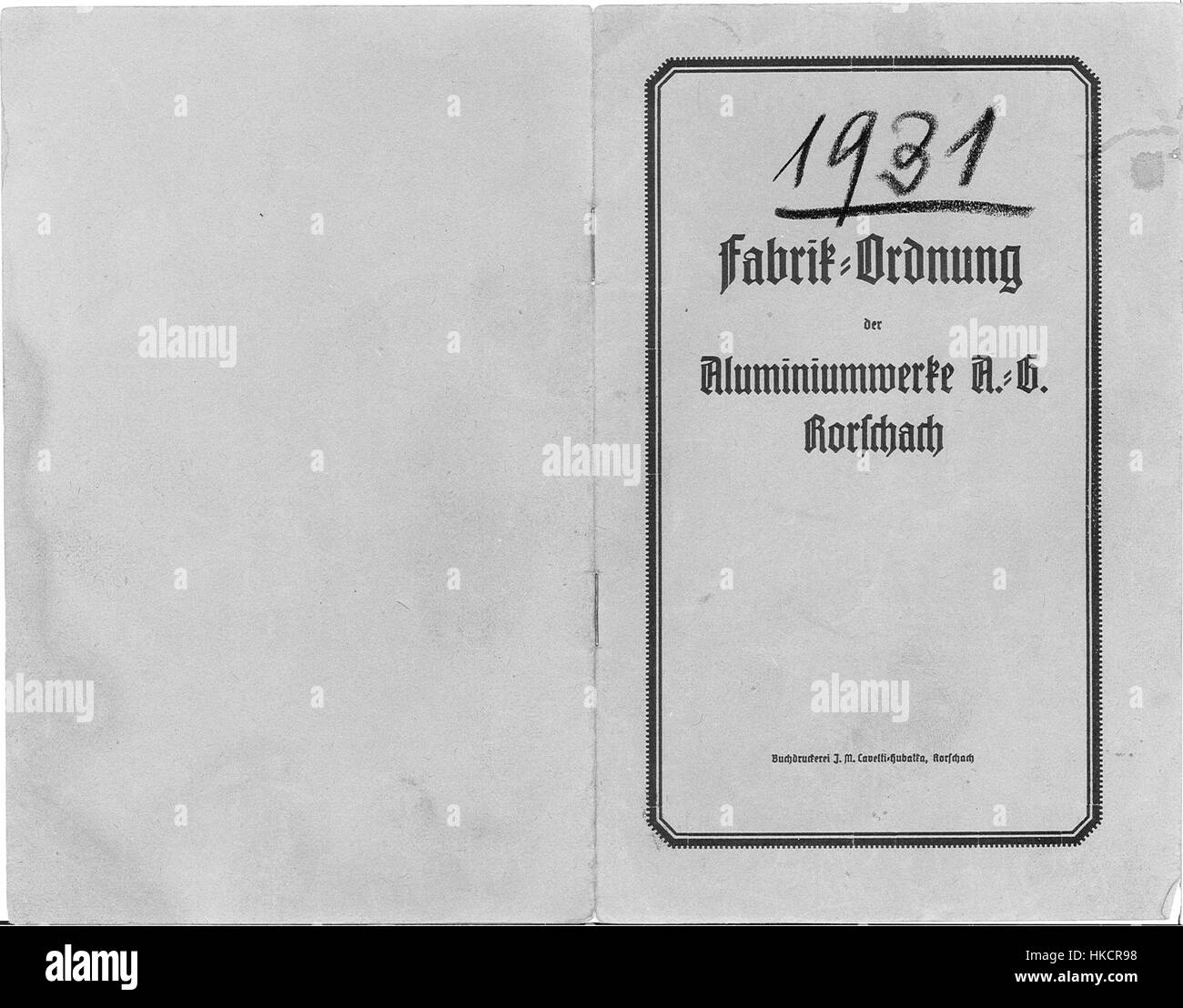 Il «Fabrik Ordnung 1» è un’opera d’arte del 1931 che riflette l’industrializzazione e l’ordine in fabbrica. Il dipinto ritrae un ambiente ordinato e strutturato, enfatizzando la natura meccanizzata dell'industria dei primi anni del XX secolo. Il pezzo è rappresentativo dell'arte modernista, concentrandosi sull'organizzazione del lavoro e la bellezza nel design industriale. Foto Stock