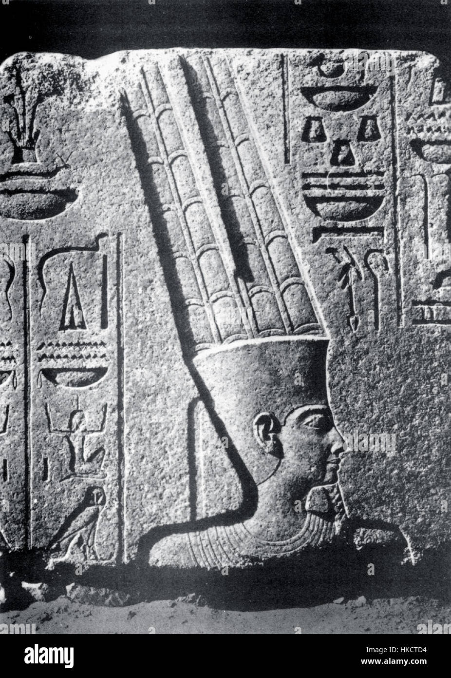 Questa opera d'arte intitolata "Amun Ra" rappresenta il dio egizio Amun, una delle principali divinità dell'antica religione egizia, raffigurata con elementi simbolici legati alla sua natura divina, tra cui il caratteristico copricapo e le regalie reali. Foto Stock