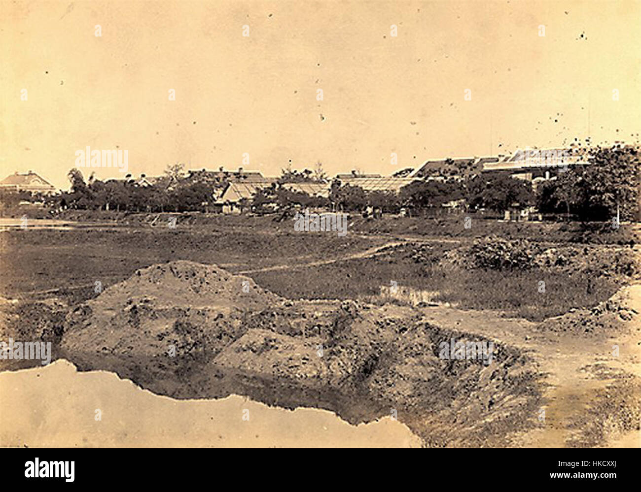 La "concessione francese à Hanoi" raffigura l'influenza coloniale francese ad Hanoi, in Vietnam, durante la fine del XIX secolo. Il dipinto riflette i cambiamenti architettonici e sociali causati dal dominio francese. Foto Stock