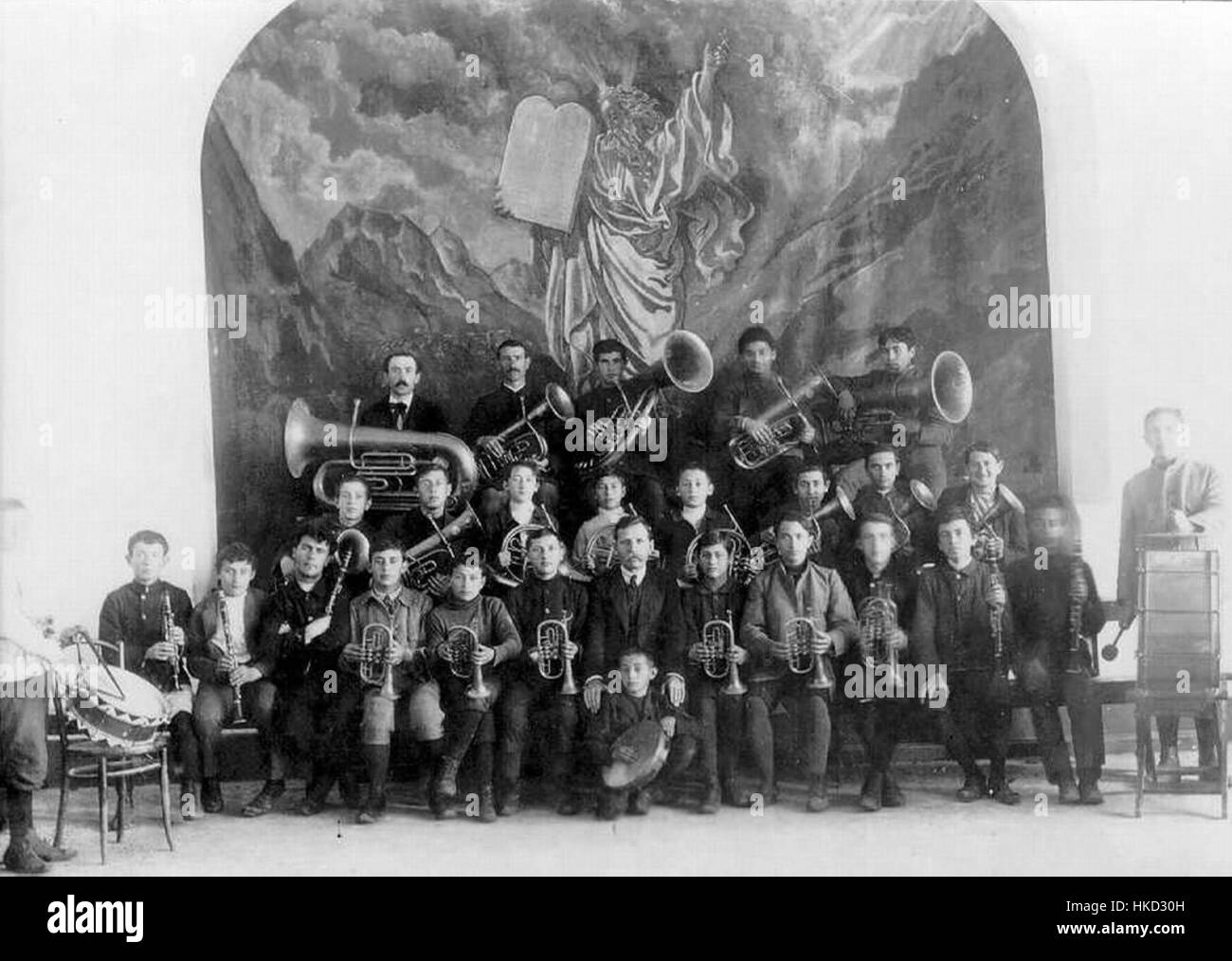 La prima orchestra della Herzliya Hebrew High School, diretta da Hanina Karchevski nel 1914, segna un momento significativo nella storia culturale della scuola, mostrando la prima educazione musicale ebraica. Foto Stock