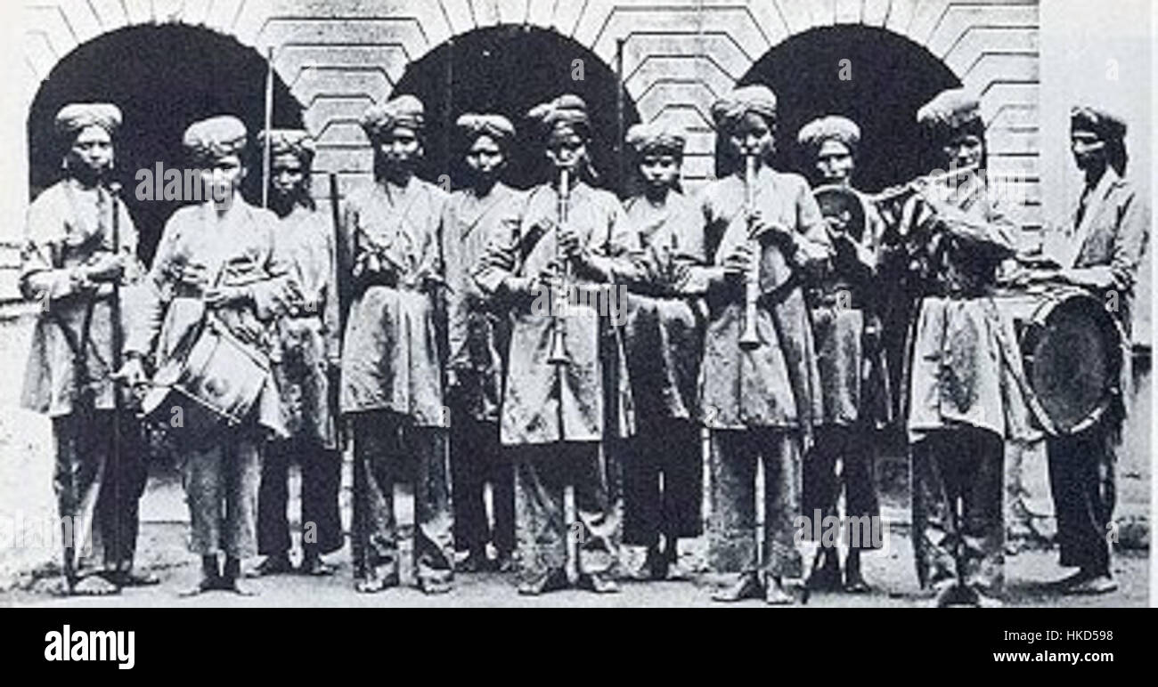 Questo dipinto ritrae la banda delle signore del Nizam di Hyderabad, un gruppo musicale d'élite durante il regno del Nizam. L'opera d'arte mostra i loro strumenti musicali e l'abbigliamento intricato tipico della corte di Nizam. Foto Stock