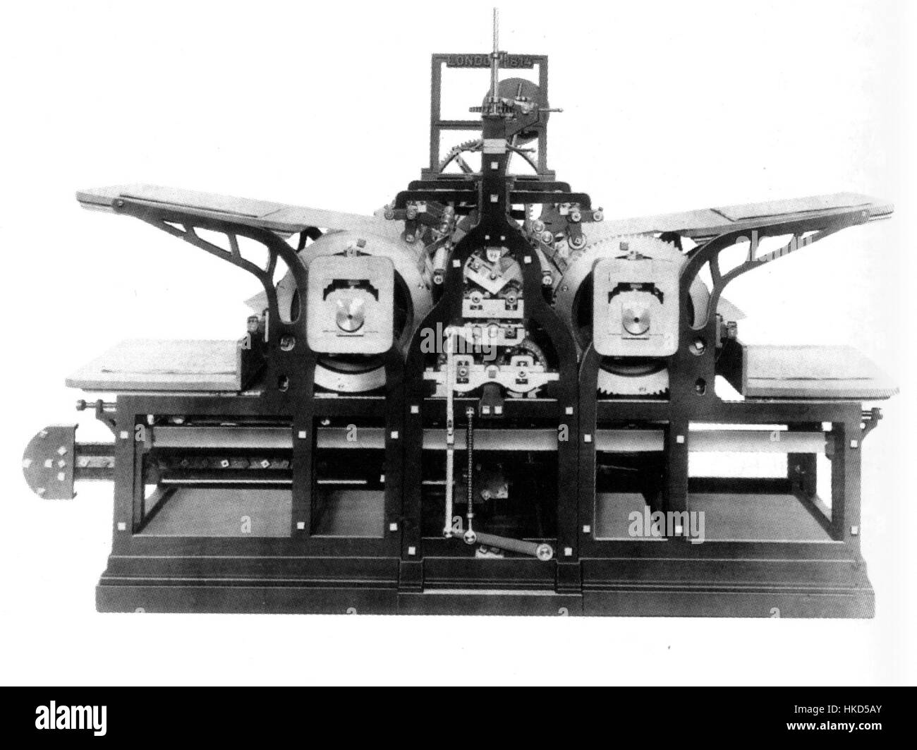 La pressa a vapore di Koenig, inventata nel 1814, rivoluzionò la tecnologia di stampa. Questa illustrazione raffigura la macchina innovativa che ha trasformato l'industria della stampa, evidenziandone gli elementi meccanici chiave e il significato storico. Foto Stock