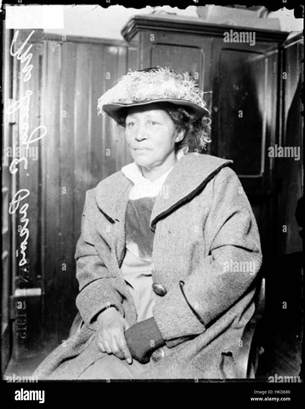 L'arresto nel 1915 di Lucy Parsons, una nota attivista e leader del lavoro, è catturato in questa opera d'arte storica. Riflette l'intenso clima politico dei primi anni del XX secolo, concentrandosi sulla sua difesa dei diritti dei lavoratori e della giustizia sociale durante un periodo di grande disagio negli Stati Uniti. Foto Stock