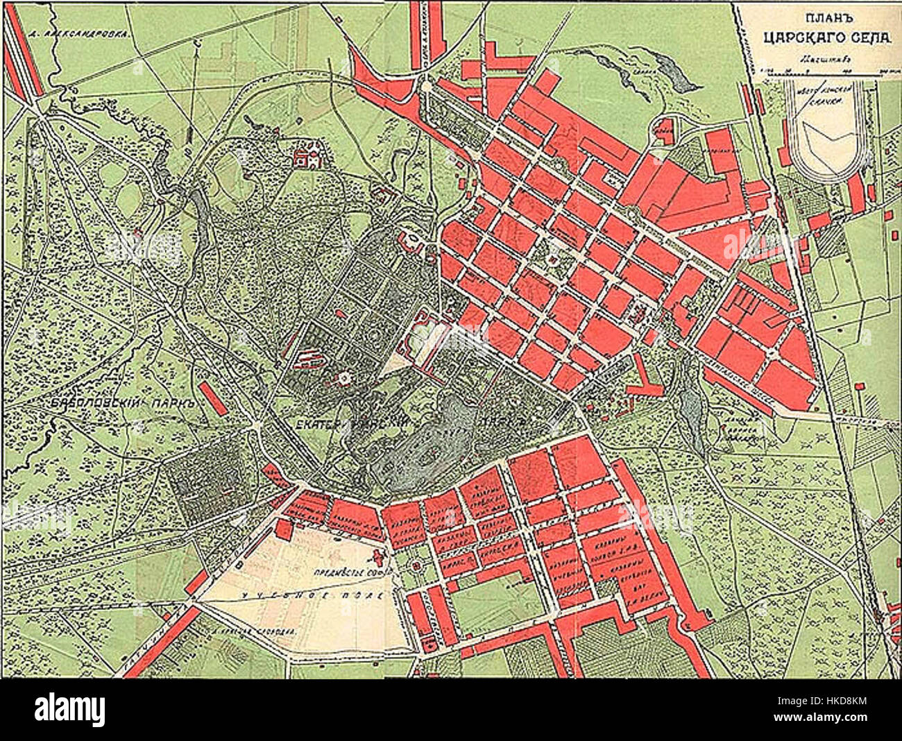 Questo piano storico di Carskoe Selo, datato 1912, mostra la disposizione della residenza imperiale russa e i suoi ampi giardini. Il documento mette in evidenza i terreni e gli edifici reali durante il tardo periodo dell'Impero russo. Foto Stock