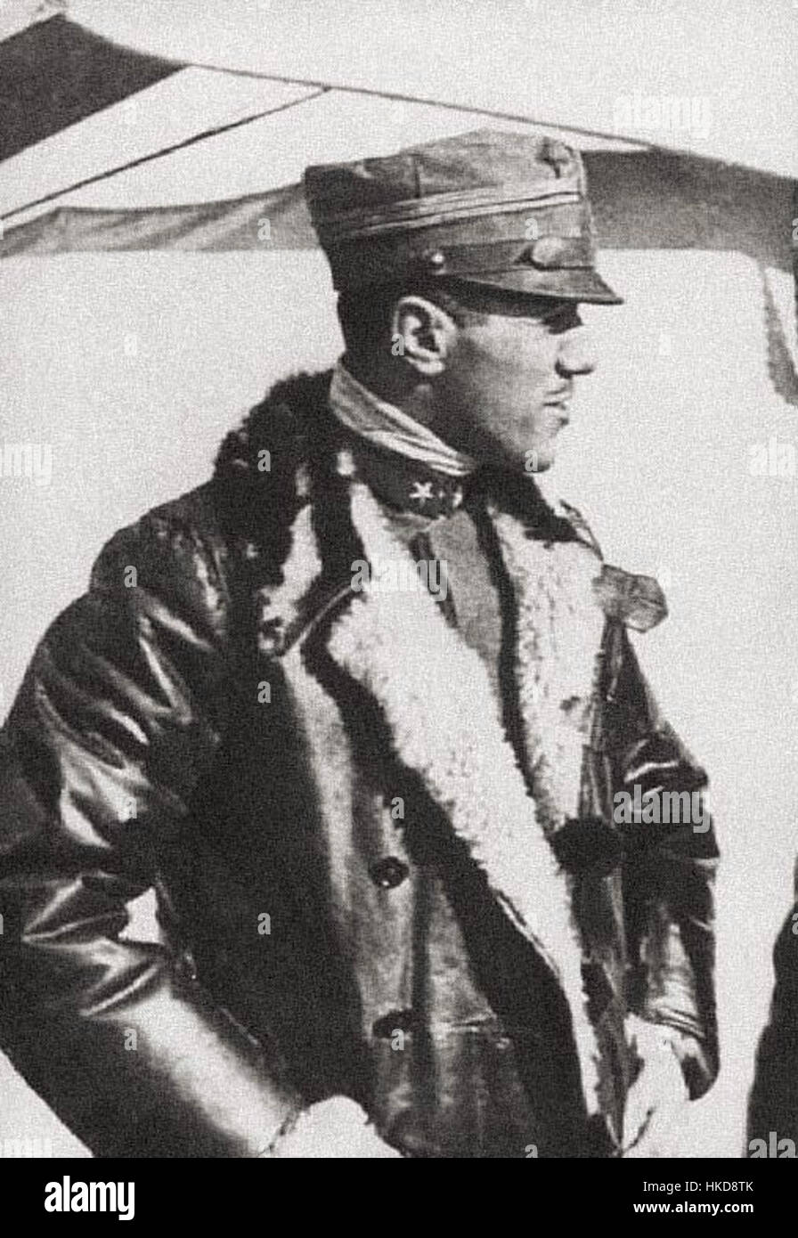 Questo ritratto di Francesco Baracca, il famoso asso volante della prima guerra mondiale in Italia, cattura il suo personaggio eroico. Baracca, nota per le sue vittorie aeree di successo, è raffigurata in stile vintage, riflettendo il suo status di simbolo dell'orgoglio militare italiano durante la grande Guerra. Foto Stock