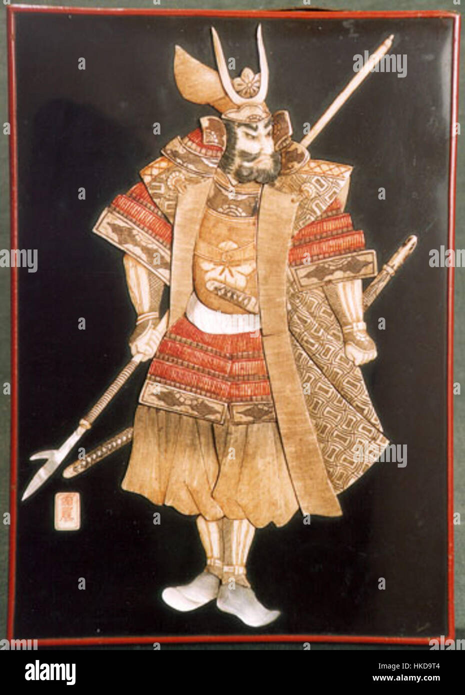 Questa opera d'arte raffigura un samurai, che mostra l'abbigliamento tradizionale, l'armatura e le armi di un guerriero giapponese del Giappone feudale. Il pezzo rappresenta il ruolo dei samurai nella cultura giapponese, la loro abilità marziale e la società basata sull'onore di cui facevano parte. Foto Stock