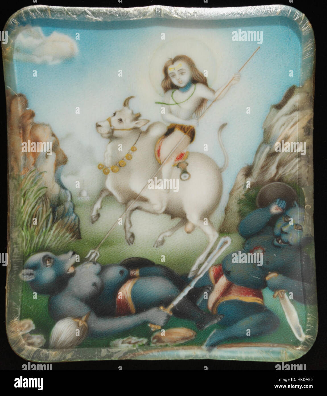 Questa rappresentazione di Shiva che cavalca Nandi, il suo toro sacro, mostra la divinità indù nell'atto di distruggere i demoni. L'opera è una rappresentazione vibrante del potere divino e della narrazione mitologica nell'arte indù. Foto Stock