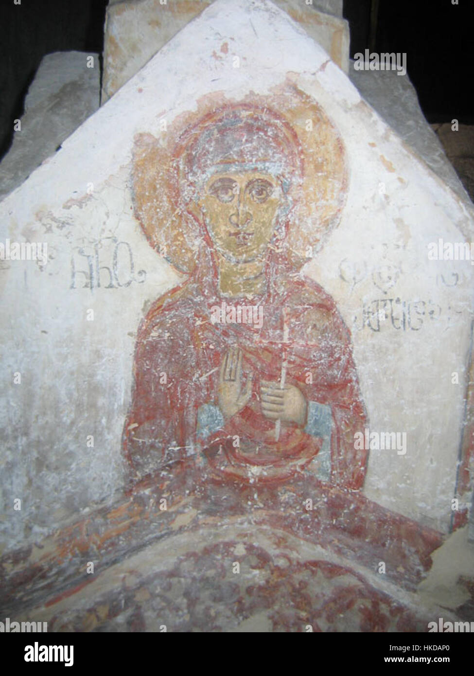 L'affresco di San Nino della chiesa di Gergeti in Georgia raffigura San Nino, una figura importante del cristianesimo georgiano. L'affresco la mette in risalto come simbolo di fede e devozione, circondata da ricchi dettagli iconografici che rappresentano le profonde tradizioni religiose della Georgia. Foto Stock
