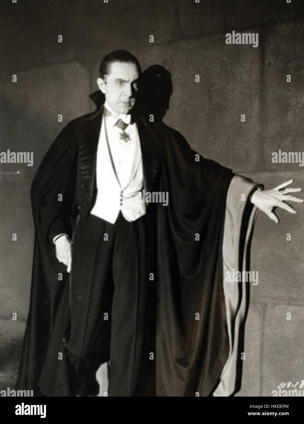 Questa iconica fotografia cattura Bela Lugosi nel suo leggendario ruolo di Dracula, scattato durante la produzione del film degli Universal Studios del 1931. La rappresentazione del vampiro da parte di Lugosi è diventata una delle performance più durature e influenti del cinema. Foto Stock