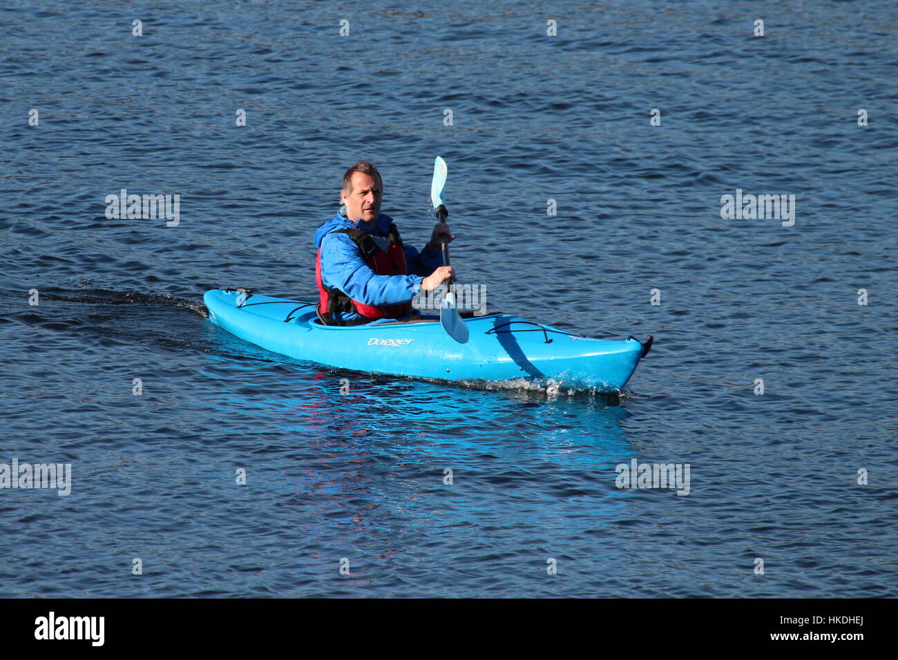 Un kayaker in un pugnale blu Zydeco kayak, godendo le acque del Firth of Clyde in Scozia. Foto Stock