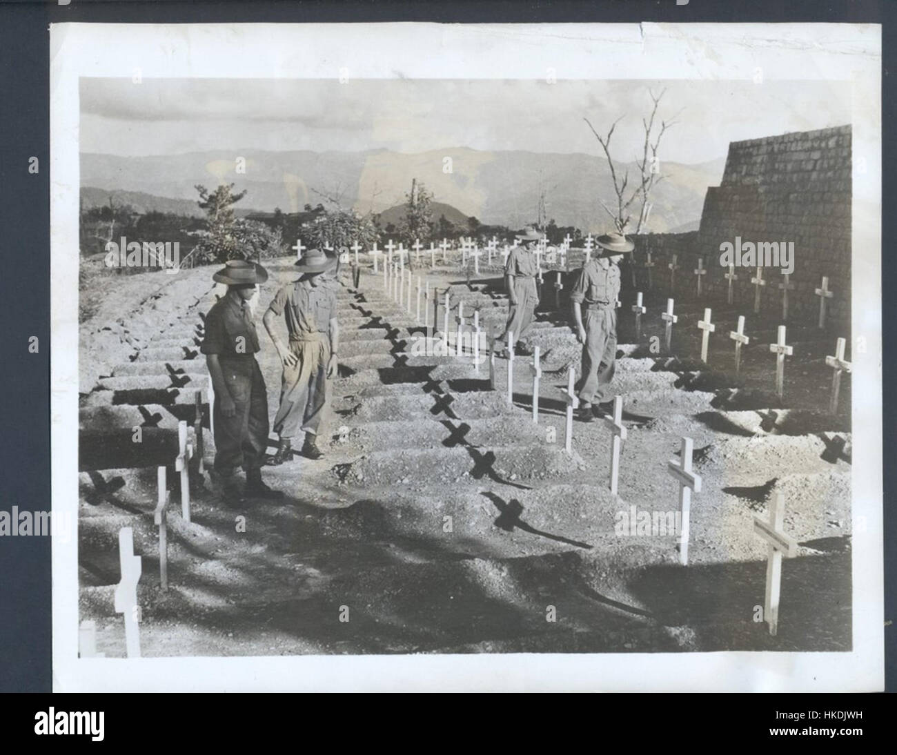 Questa immagine commemora le tombe dei soldati britannici e indiani che hanno svolto un ruolo cruciale nel fermare l'avanzata dell'esercito nazionale giapponese e indiano (INA) durante la battaglia di Kohima nella seconda guerra mondiale. La battaglia, combattuta nel 1944, fu un momento cruciale nella campagna birmana. Foto Stock