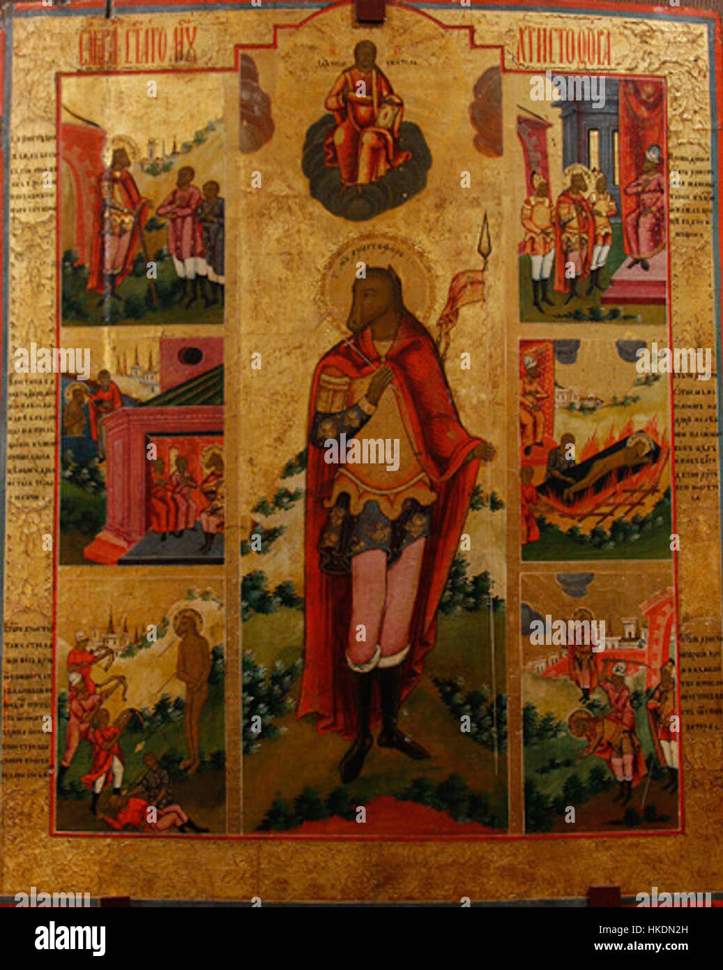 Questa opera raffigura San Cristoforo, tradizionalmente riconosciuto come il santo patrono dei viaggiatori, con un'icona della vita. La rappresentazione è probabilmente un'immagine religiosa o devozionale, che mostra San Cristoforo che trasporta il bambino Cristo attraverso un fiume, simboleggiando la protezione e la sicurezza fornite dalla fede. Foto Stock