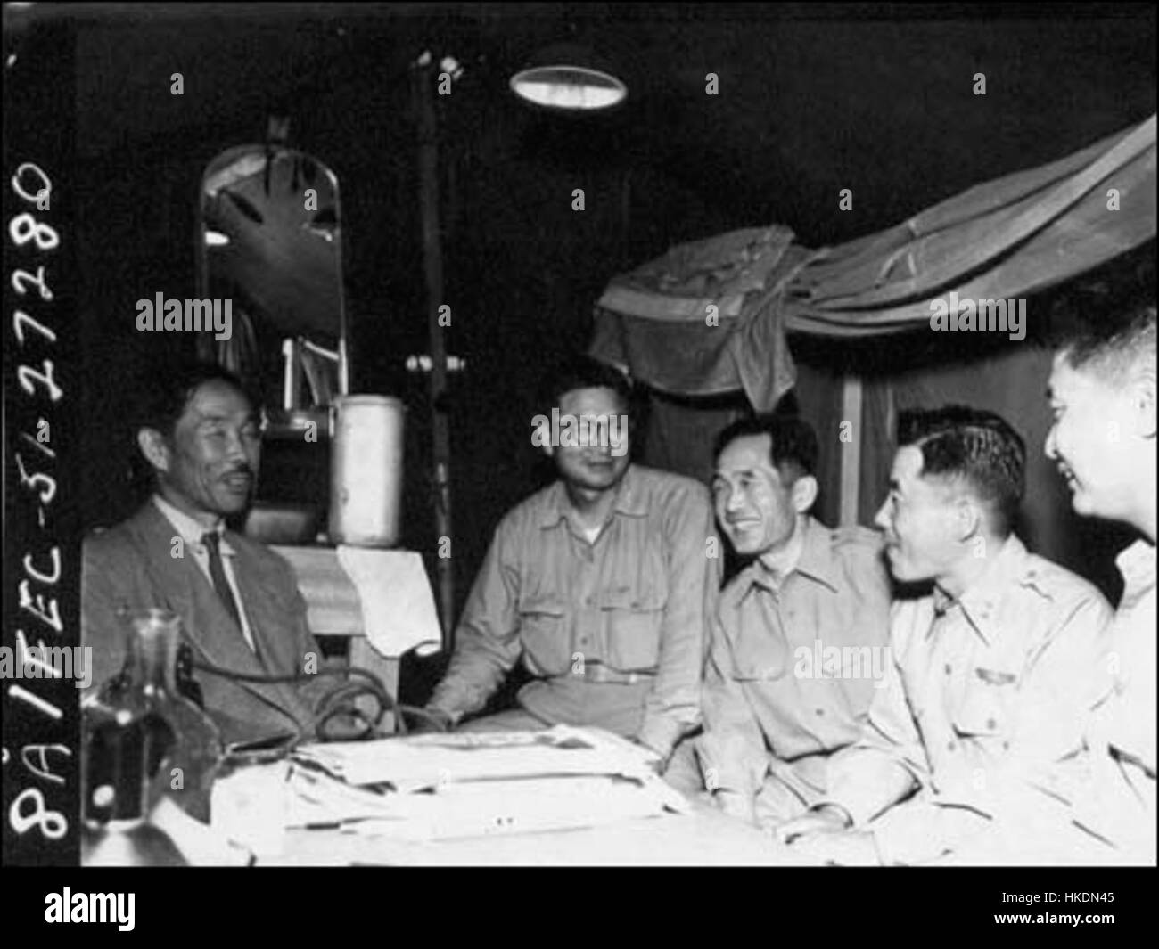 Questo pezzo cattura la collaborazione tra gli artisti Bun, Sohn, Kim e Baik nel 1951. Il loro lavoro riflette il movimento artistico dinamico della Corea del dopoguerra, segnato da espressioni di cambiamento e dalla fusione di tecniche tradizionali e moderne. Foto Stock