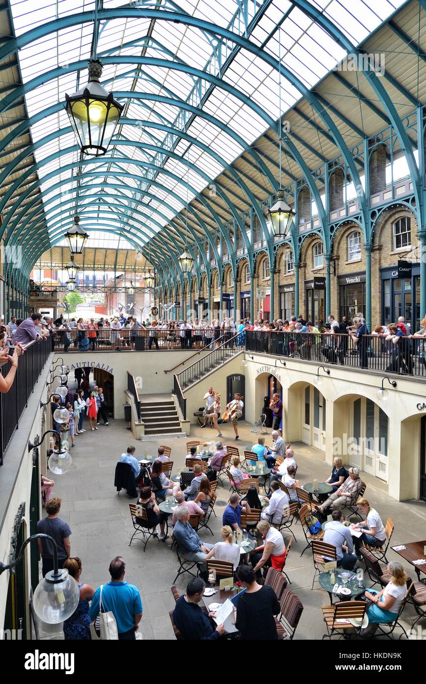 Un pubblico orologi una performance musicale nel mercato di Covent Garden Foto Stock