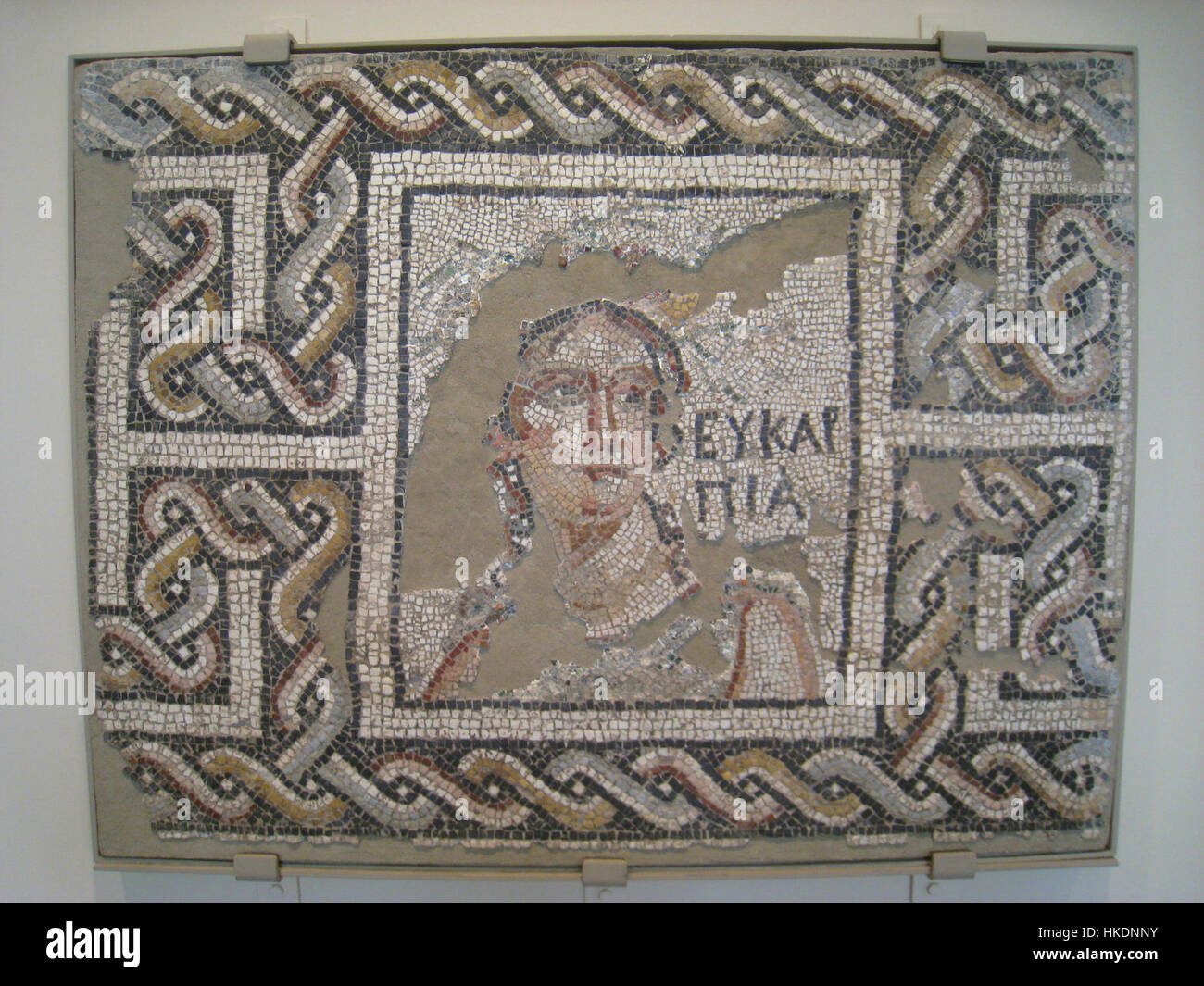 Questo mosaico del Worcester Art Museum è un esempio di arte romana antica. Le vivaci piastrelle raffigurano intricate scene della vita quotidiana, mostrando l'abilità e l'arte degli artigiani romani del mosaico. Foto Stock