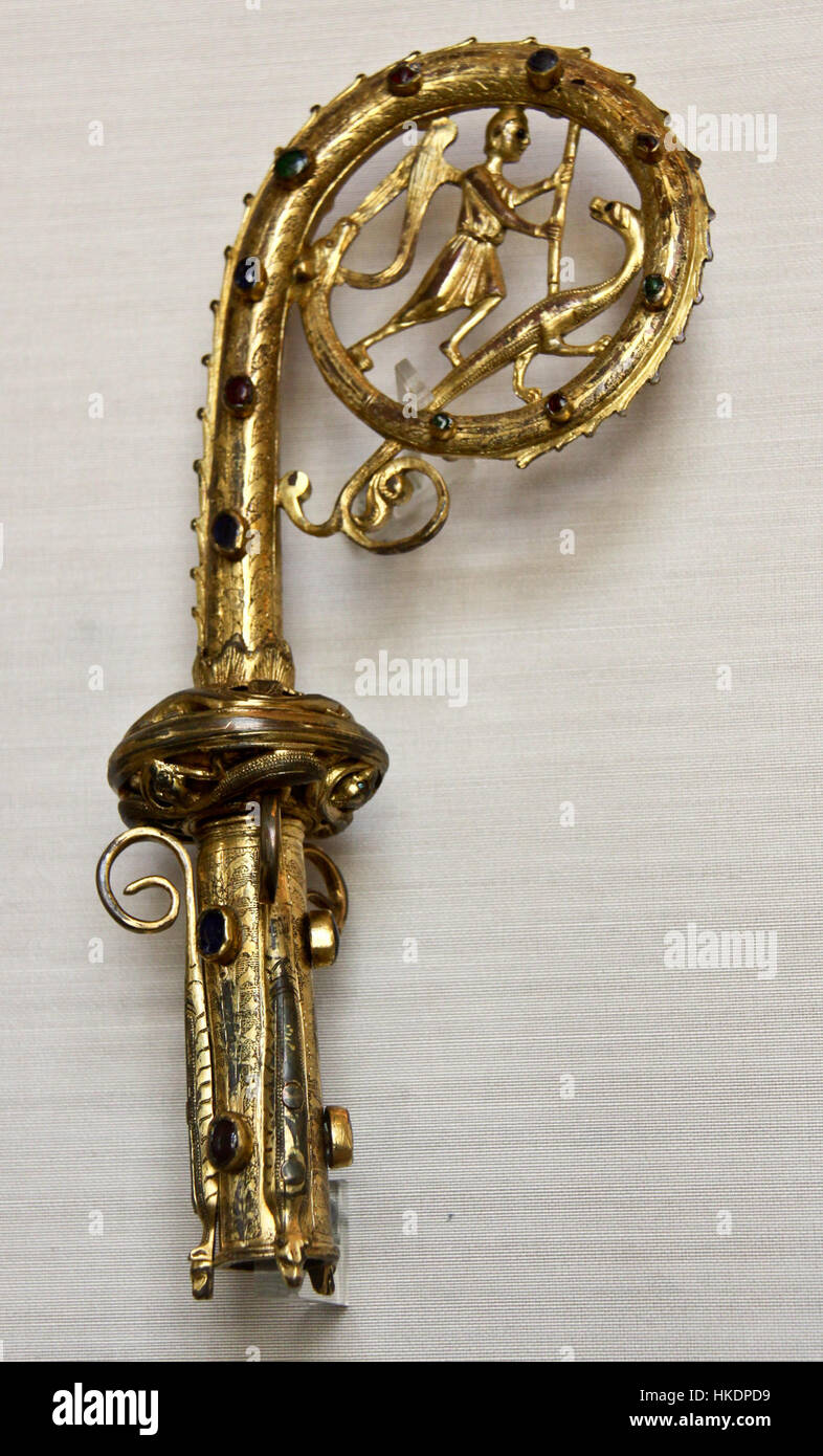 La "Paterita FR Limoges.sf sec 13" è un'opera antica, potenzialmente un pezzo di ceramica di Limoges, nota per la sua produzione di porcellane fini in Francia. La porcellana di Limoges ha una lunga storia, specialmente durante il XVIII secolo, ed è apprezzata per la sua delicata arte e artigianato. Foto Stock