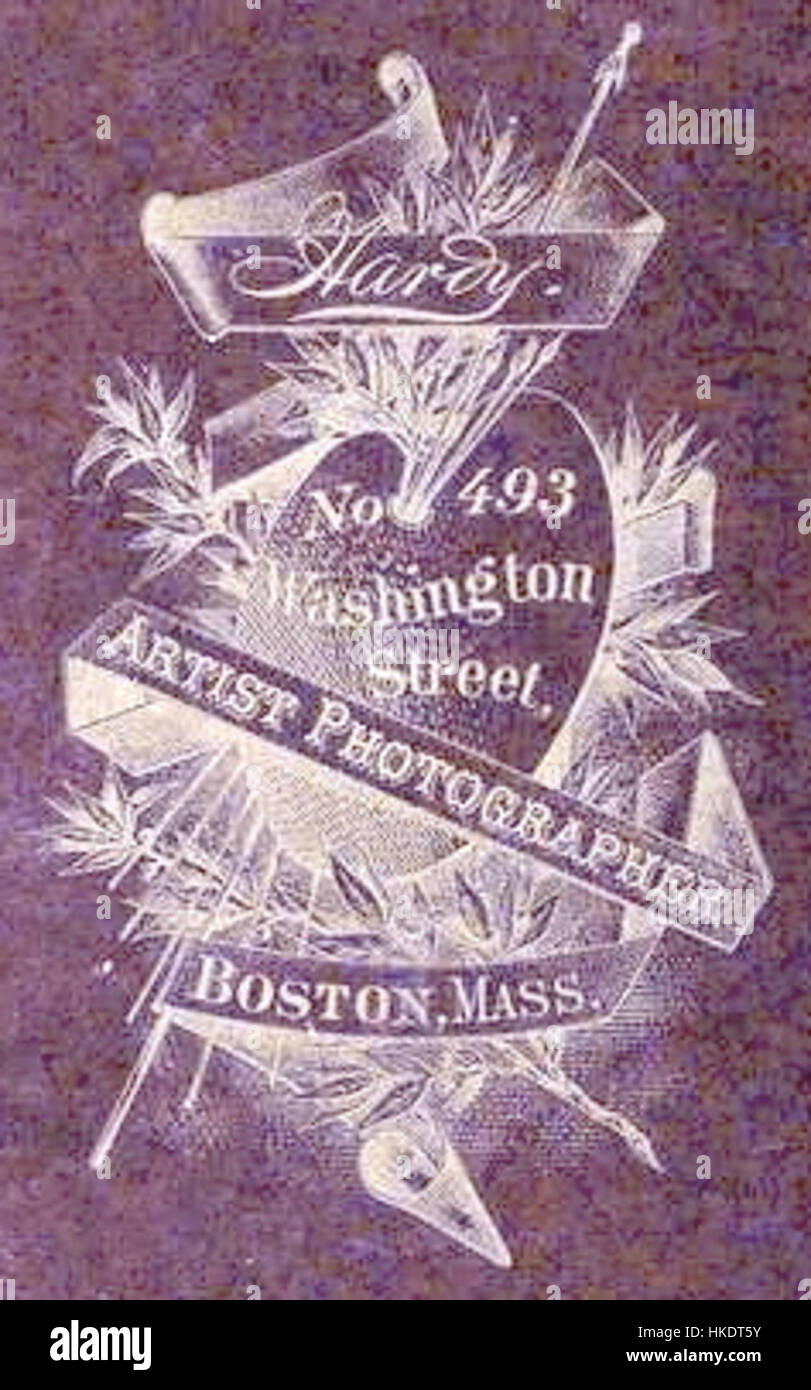 La fotografia intitolata "Hardy logo photographer" mostra l'iconico logo dello studio Hardy, situato al 493 di Washington Street, Boston. Questa immagine storica riflette la cultura degli studi fotografici degli inizi del XX secolo negli Stati Uniti Foto Stock