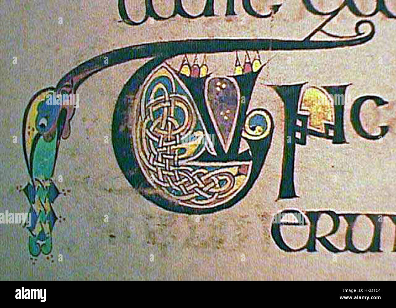 Un'iniziale decorata del Libro di Kells, un manoscritto miniato del IX secolo, noto per i suoi intricati e colorati disegni celtici che rappresentano l'arte cristiana primitiva in Irlanda. Foto Stock
