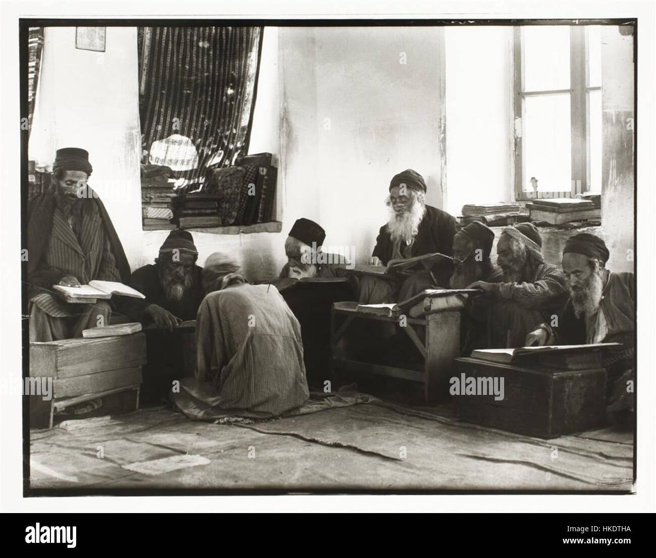Studio della Torah, un dipinto che presenta la ricerca accademica dello studio religioso e intellettuale, riflettendo il profondo legame tra arte e tradizione ebraica. Foto Stock