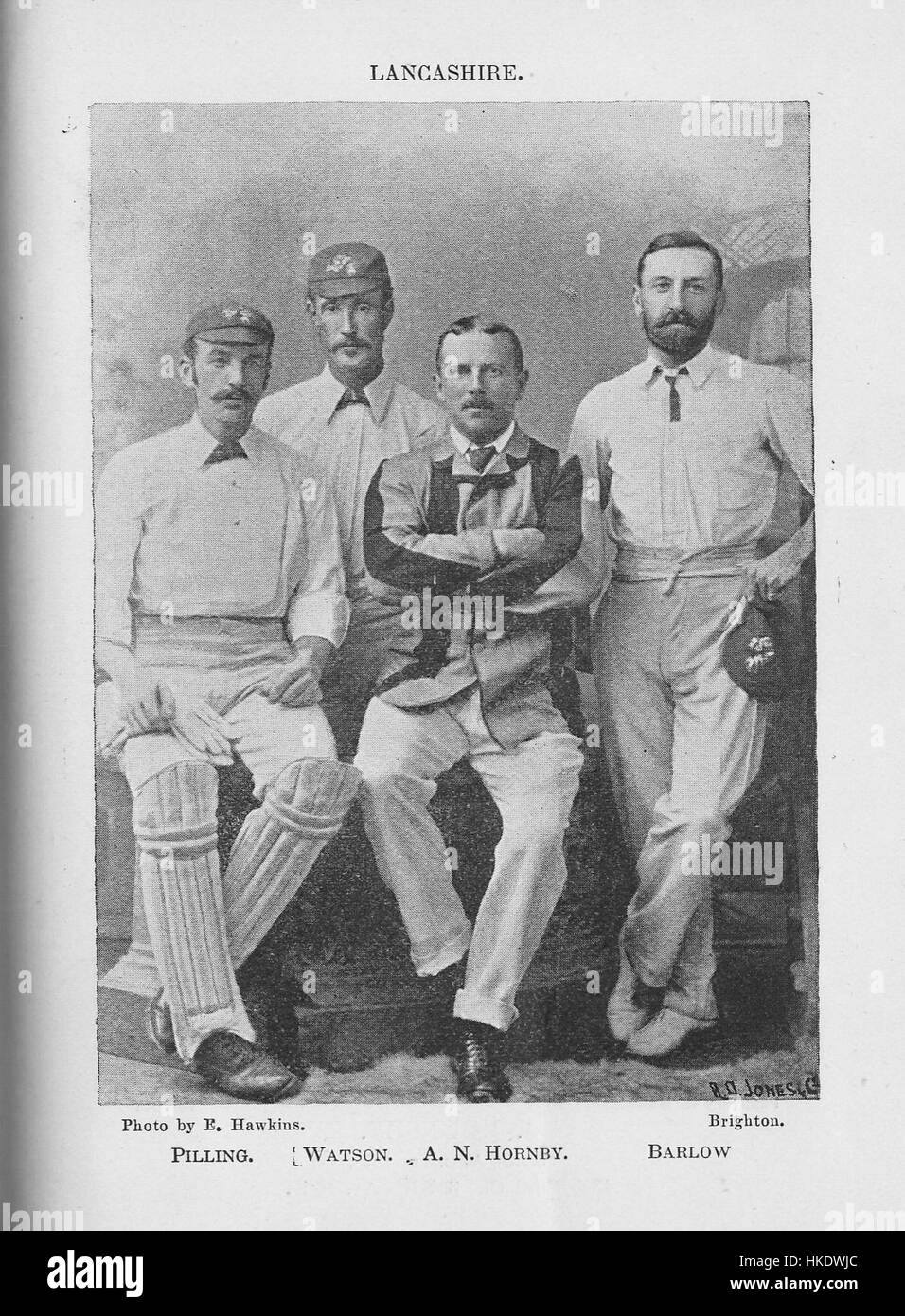 Questo dipinto d'epoca raffigura un gruppo di giocatori di cricket del Lancashire, probabilmente tra la fine del XIX e l'inizio del XX secolo. Il lavoro mette in mostra lo sport tradizionale britannico del cricket, concentrandosi sulle dinamiche di squadra e sulla natura formale delle prime partite di cricket. Foto Stock