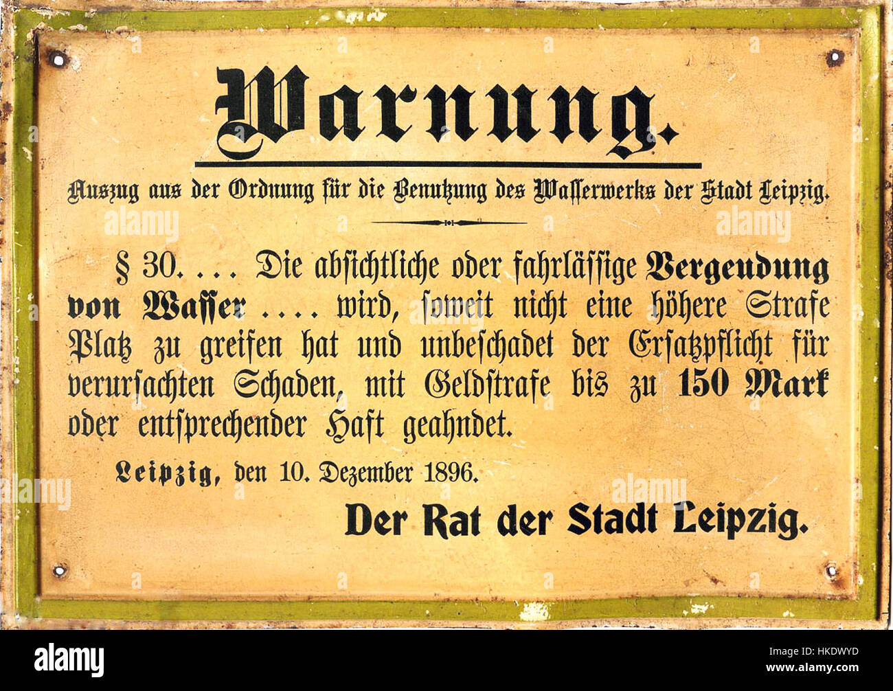 Questa immagine presenta un cartello di avvertimento presso il Wasserwerk der Stadt Leipzig, un impianto di acquedotti essenziale a Lipsia, Germania. Essa riflette l'importanza delle infrastrutture pubbliche per il mantenimento dell'approvvigionamento idrico e della sicurezza. Foto Stock
