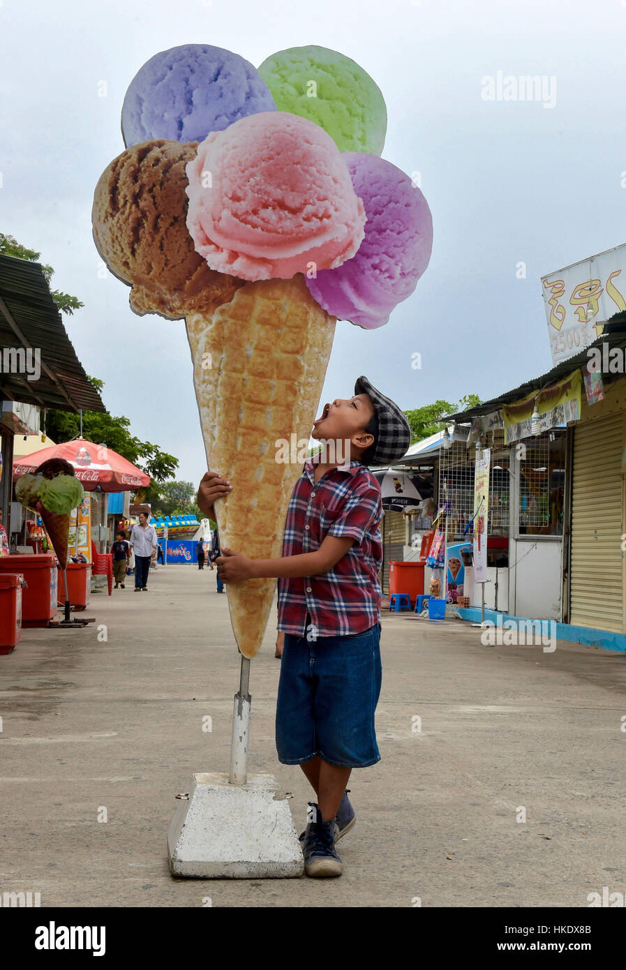 Ragazzo con cartone sovradimensionate cono gelato, Phnom Penh Provincia, Cambogia Foto Stock