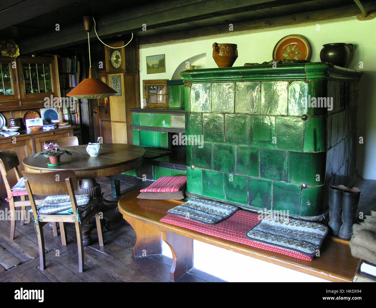 Salotto con stufa di maiolica nella storica casa colonica blackforest Blackforest, Germania Foto Stock